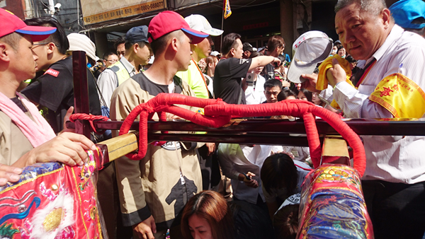 大甲媽祖遶境回鑾 宏仁醫院迎媽祖「稜轎腳」大排長龍2.png 大甲媽祖遶境回鑾 宏仁醫院迎媽祖「稜轎腳」大排長龍2.png