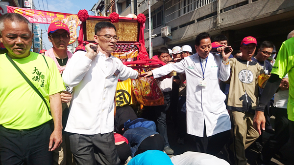 大甲媽祖遶境回鑾 宏仁醫院迎媽祖「稜轎腳」大排長龍1.png 大甲媽祖遶境回鑾 宏仁醫院迎媽祖「稜轎腳」大排長龍1.png