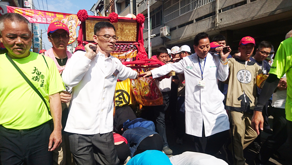 大甲媽祖遶境回鑾 宏仁醫院迎媽祖「稜轎腳」大排長龍1.png