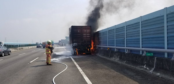國道3號貨櫃車爆胎起火 火燒車幸未釀大災情1.png 國道3號貨櫃車爆胎起火 火燒車幸未釀大災情1.png