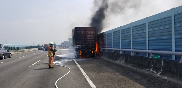 國道3號貨櫃車爆胎起火 火燒車幸未釀大災情1.png