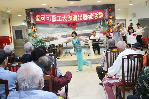 劉可可藝工大隊表演帶歡樂 彰化榮家充實住民精神生活3.png 劉可可藝工大隊表演帶歡樂 彰化榮家充實住民精神生活3.png