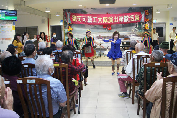 劉可可藝工大隊表演帶歡樂 彰化榮家充實住民精神生活2.png 劉可可藝工大隊表演帶歡樂 彰化榮家充實住民精神生活2.png