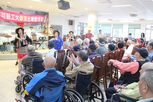 劉可可藝工大隊表演帶歡樂 彰化榮家充實住民精神生活1.png 劉可可藝工大隊表演帶歡樂 彰化榮家充實住民精神生活1.png