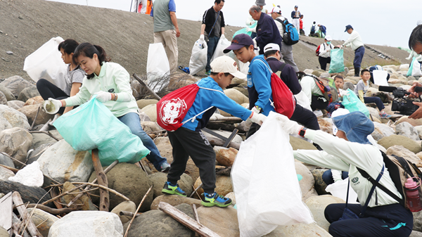 慈濟醫院響應世界地球日 近300人前往漢寶濕地淨灘1.png