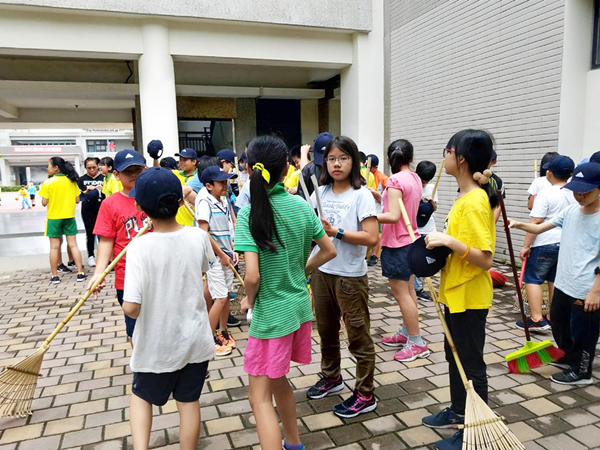 世界地球日 台電與芳苑鄉學童力行掃街環境教育札根2.png