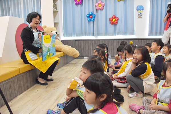 縣長媽咪王惠美到大嘉國小社區共讀站說故事1.png