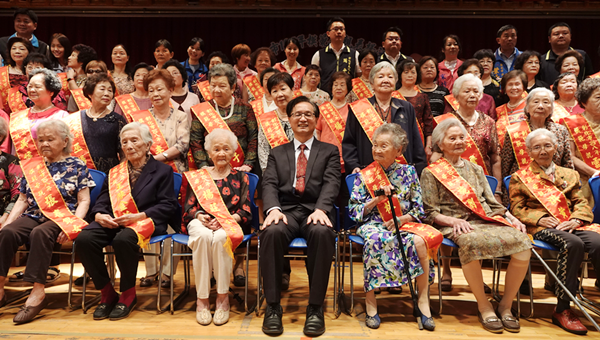 彰化市慶祝母親節暨表揚模範母親大會 林世賢勉子女行孝感恩2.png