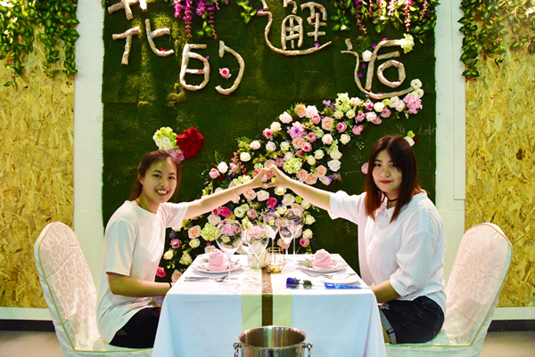 明道大學餐旅畢展「花漾年華」 模擬飯店享受逛街樂2.png