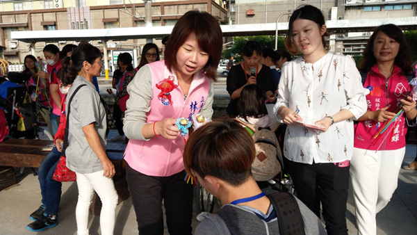 母親節彰化車站有愛無礙 林麗蟬帶領新住民姊妹們一同當志工3.png