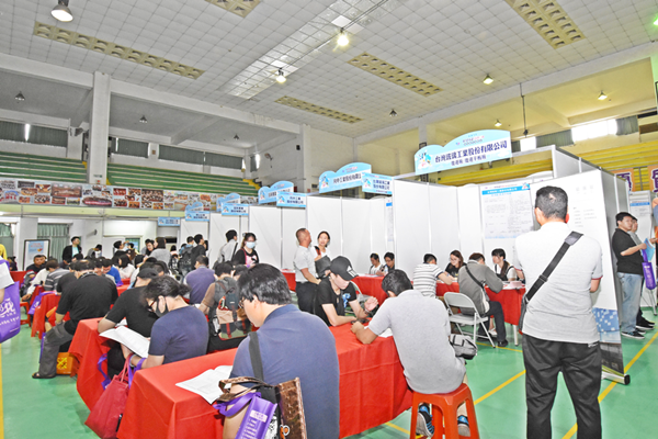 彰化就業博覽會在員林國小登場 提供逾1400個職缺3.png