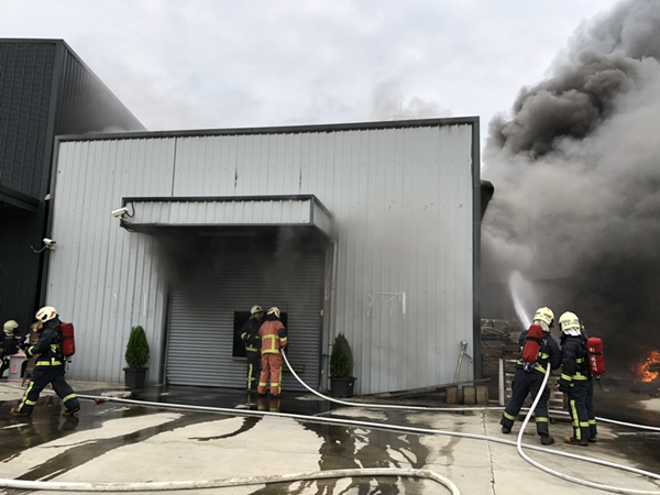 彰化鹿港獎盃工廠爆炸起火 猛竄黑濃煙空氣惡化2.png