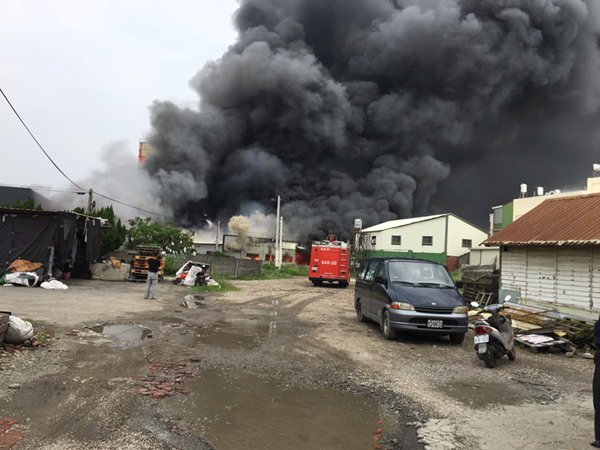 彰化鹿港獎盃工廠爆炸起火 猛竄黑濃煙空氣惡化1.png