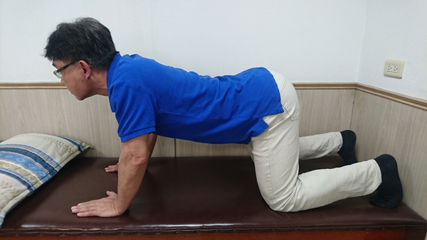彎腰工作姿勢不良引起腰痠背痛 宏元診所復健科醫師教「貓拱背」可緩解1.png