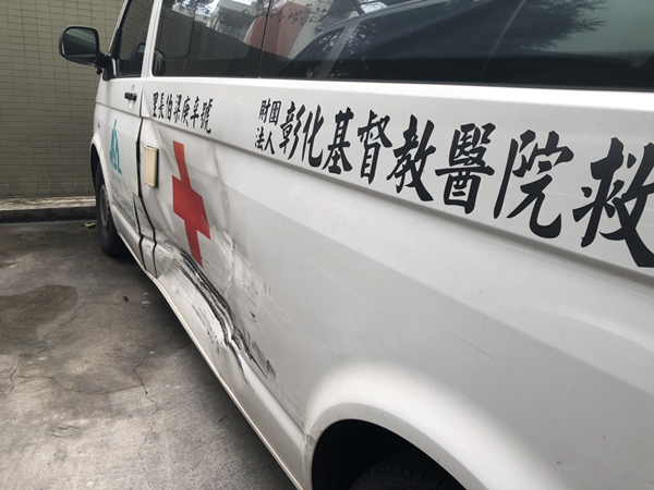 救護車載傷患急診 遭計程車攔腰撞上3.png