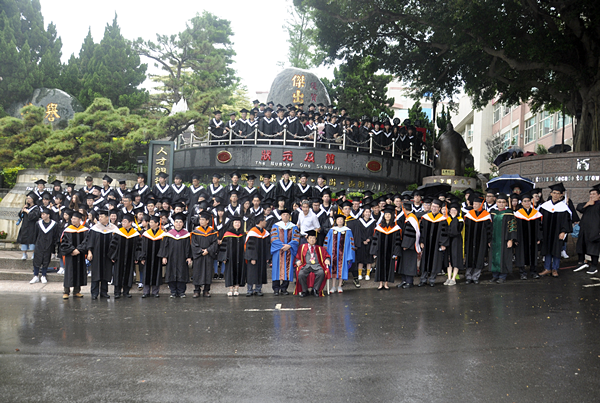 建國科大畢業典禮逸趣橫生 林芯儀當神秘嘉賓險引起暴動2.png