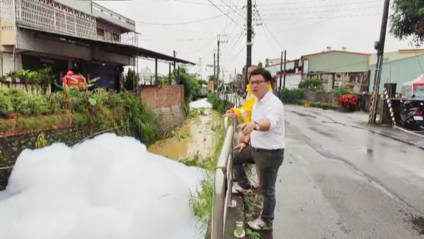 暴雨狂炸彰化員林造成多處淹水 曹嘉豪勘災眼尖發現疑似工廠偷排廢水3.png