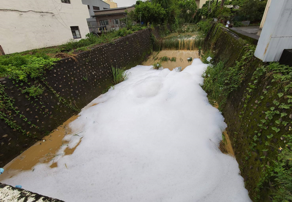 暴雨狂炸彰化員林造成多處淹水 曹嘉豪勘災眼尖發現疑似工廠偷排廢水4.png