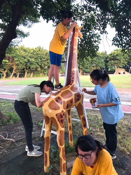 香田國小竟有「動物園」二林高中美術社同學為動物雕像彩繪新妝7.png