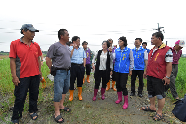 王惠美現勘溪湖葡萄產地農災 協助農民向中央爭取農損補償5.png