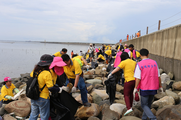 大城鄉公所淨灘揪在地企業與學生逗陣來 近300人齊心淨灘護海洋1.png