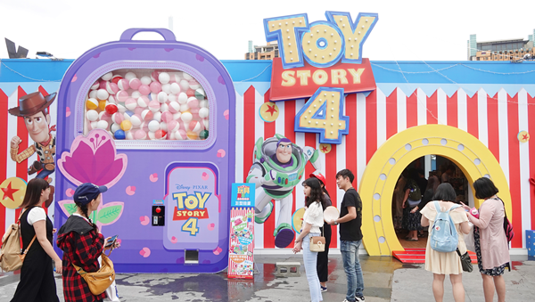 玩具總動員超萌期間限定店現身台中草悟廣場 巨型扭蛋機讓大人小孩都瘋狂1.png