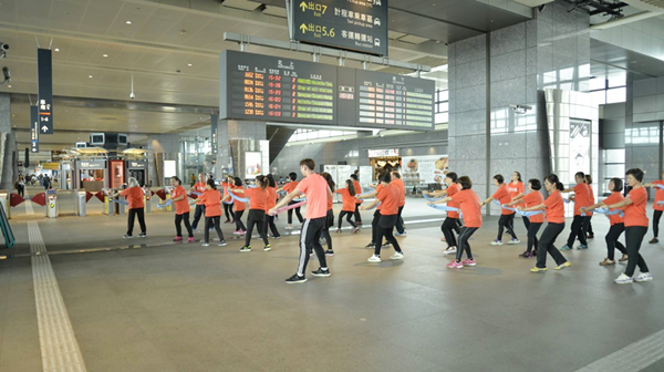 彰師大高齡運動團隊快閃 藝起來高鐵運動99健康992.png 彰師大高齡運動團隊快閃 藝起來高鐵運動99健康992.png