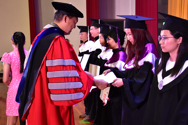 明道大學19級畢典送大禮 中國娃娃女團員Pailin取得學位1.png 明道大學19級畢典送大禮 中國娃娃女團員Pailin取得學位1.png