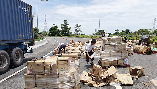 國道北斗交流道匝道上洗泡泡浴 數百箱洗衣精灑一地挨罰3.png