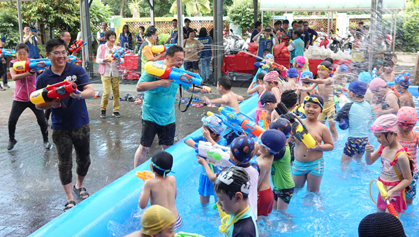 員林潑水節搶先幼兒園開戰 游振雄激戰小朋友玩到濕身嗨翻1.png