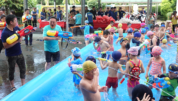 員林潑水節搶先幼兒園開戰 游振雄激戰小朋友玩到濕身嗨翻2.png 員林潑水節搶先幼兒園開戰 游振雄激戰小朋友玩到濕身嗨翻2.png