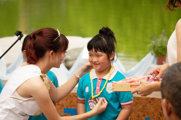 明道幼兒園畢典成年禮考驗 園長扮希臘女神頒證書3.png