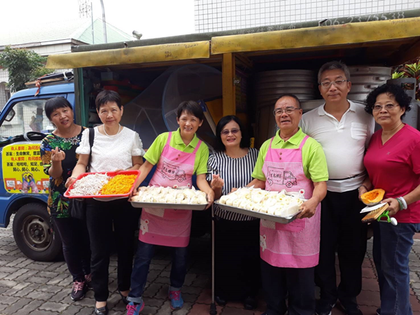台南林波夫婦環島做公益 手作饅頭的溫度讓喜樂憨兒笑開懷1.png 台南林波夫婦環島做公益 手作饅頭的溫度讓喜樂憨兒笑開懷1.png