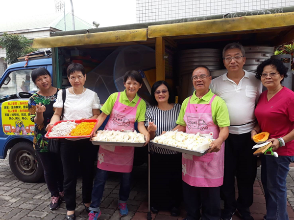 台南林波夫婦環島做公益 手作饅頭的溫度讓喜樂憨兒笑開懷1.png