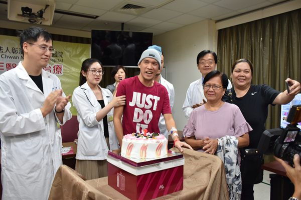 秀傳醫薩刀成功治療Lubag症 罹患罕見遺傳疾病菲籍男子歡慶重生1.png 秀傳醫薩刀成功治療Lubag症 罹患罕見遺傳疾病菲籍男子歡慶重生1.png