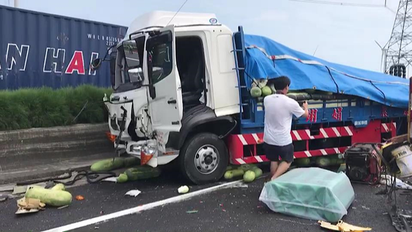 彰化滿載冬瓜大貨車撞工程車 台61線伸港路段重大車禍釀6傷1命危4.png