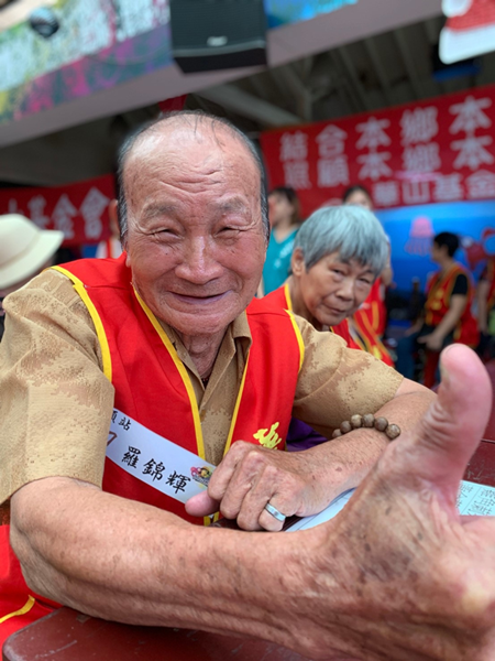 彰化田尾天使站「華山盃老人K歌大賽」 陪伴孤老唱出歡樂唱出愛6.png