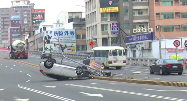 彰化急診醫師趕往醫院救治病患 晃神失控撞上中央陸橋路燈翻覆3.png