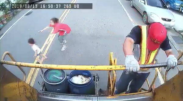幼童衝過馬路遭車撞飛 陪媽媽倒完垃圾後驚險畫面曝光1.png 幼童衝過馬路遭車撞飛 陪媽媽倒完垃圾後驚險畫面曝光1.png