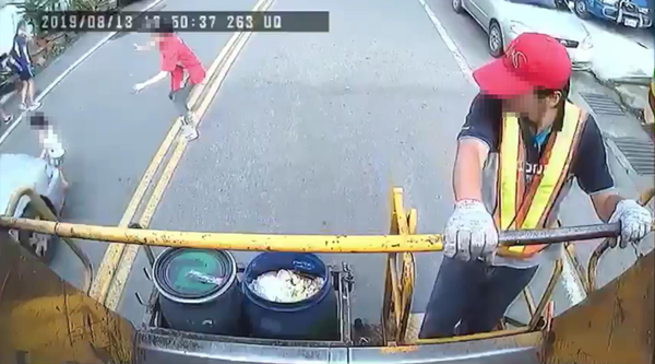 幼童衝過馬路遭車撞飛 陪媽媽倒完垃圾後驚險畫面曝光2.png 幼童衝過馬路遭車撞飛 陪媽媽倒完垃圾後驚險畫面曝光2.png
