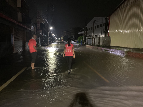 彰化整夜遭受暴雨轟炸淹水成災 彰化縣府持續關心水情監控協助1.png