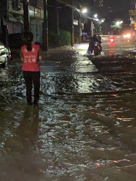 彰化整夜遭受暴雨轟炸淹水成災 彰化縣府持續關心水情監控協助2.png