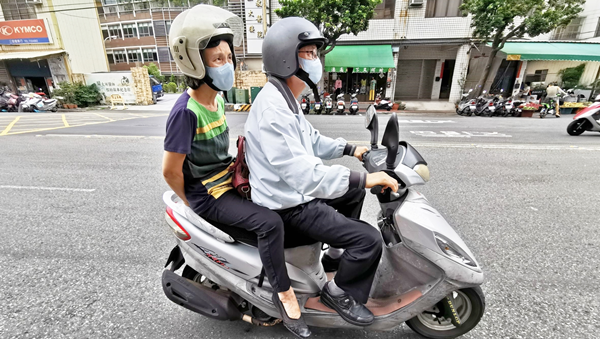 騎機車不戴口罩暴露空汙環境 台中牧師夫婦雙雙染肺腺癌2.png 騎機車不戴口罩暴露空汙環境 台中牧師夫婦雙雙染肺腺癌2.png