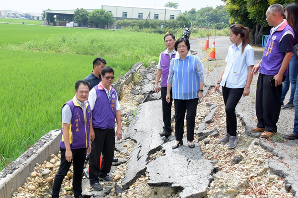 秀水鄉八堡第一東圳堤岸道路崩塌 縣府協助修復保障民眾通行安全1.png