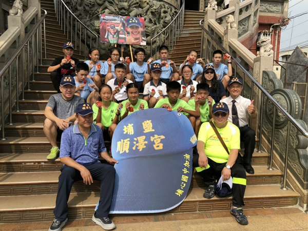 彰化埔鹽順澤宮驚見巨大冠軍帽 埔心國中選手請帝爺公加持1.png