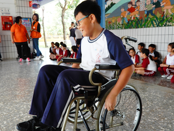 瑪喜樂基金會推廣生命教育 合興國小學童體驗身障不便4.png