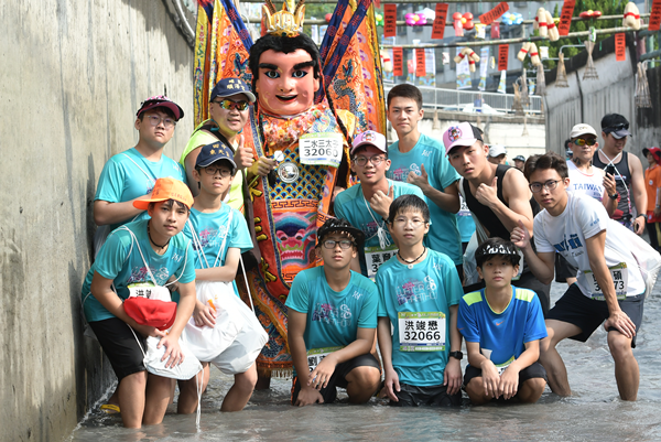 戀戀二水城鄉觀光 跑水馬拉松鳴槍起跑5.png