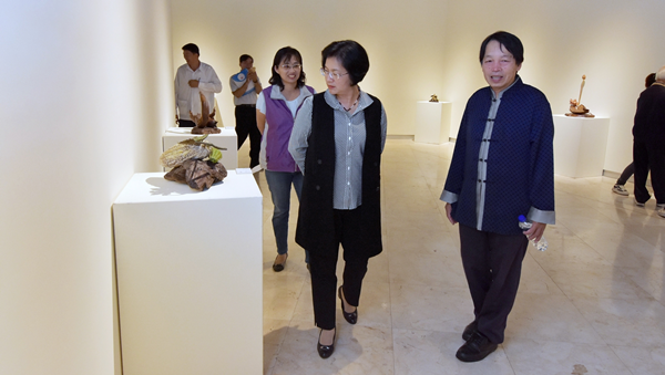 黃媽慶木雕展、員林國際攝影展 走進彰化美術館感受藝術之美1.png