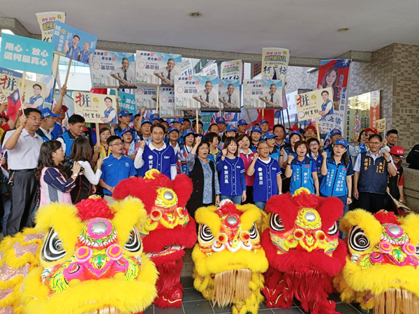 彰化縣國民黨四席區域立委聯合登記 穿棒球衣戴冠軍帽揮出大滿貫4.png