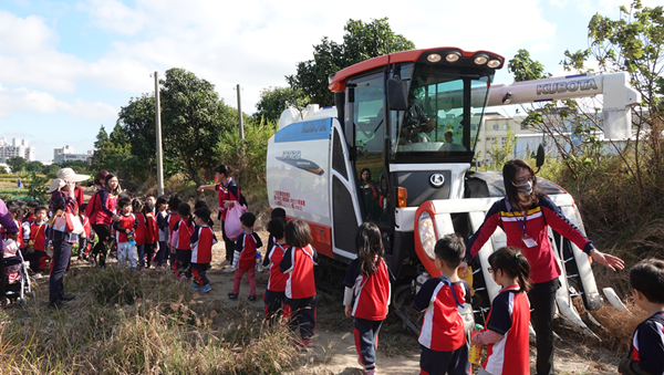 彰化市立幼兒園校外教學 下田體驗割稻農村趣9.png